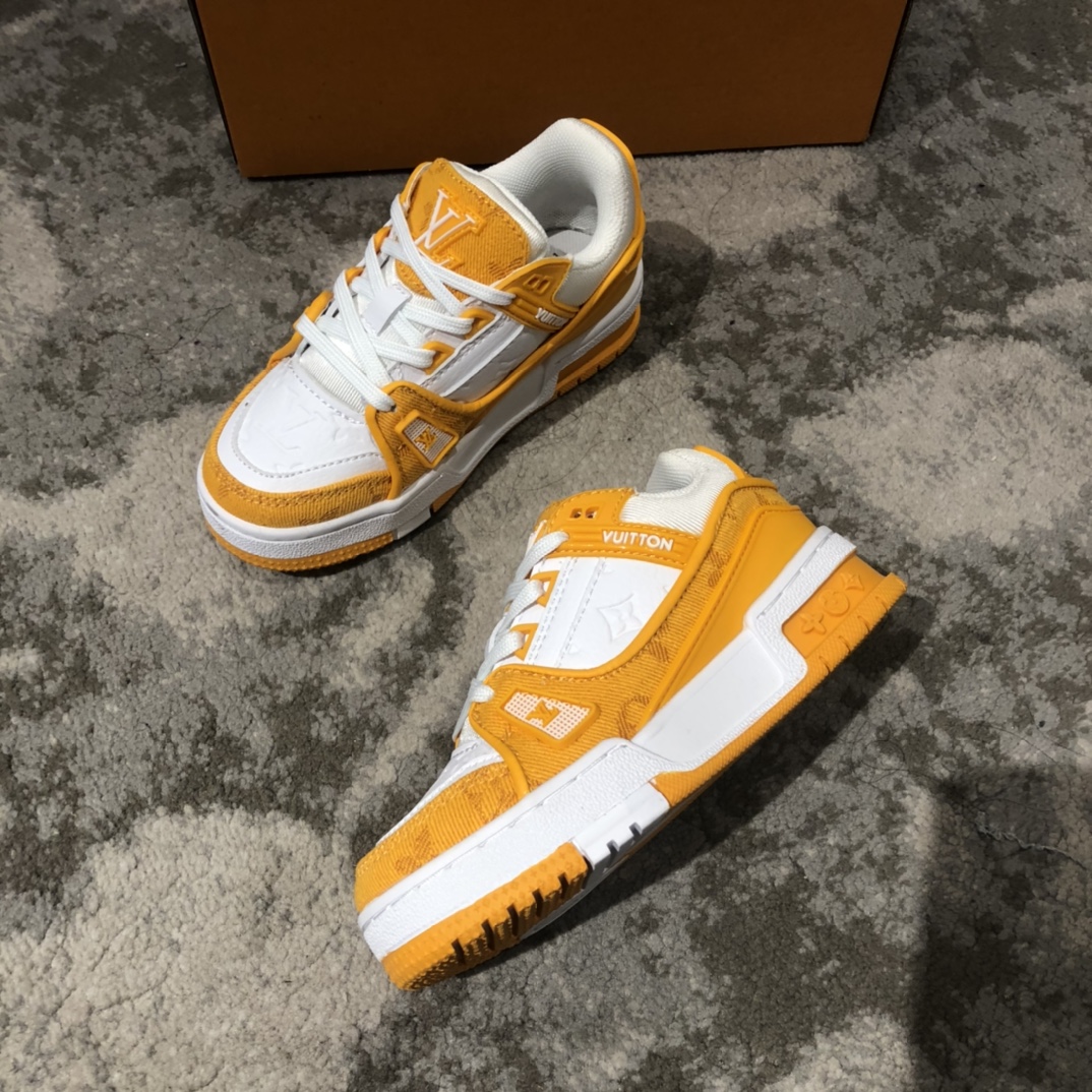 Children's shoes child